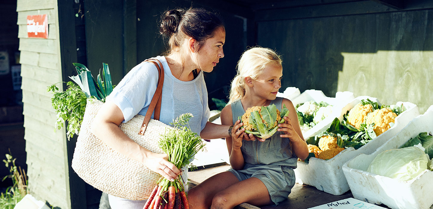 Mor og datter ved gårdbutik