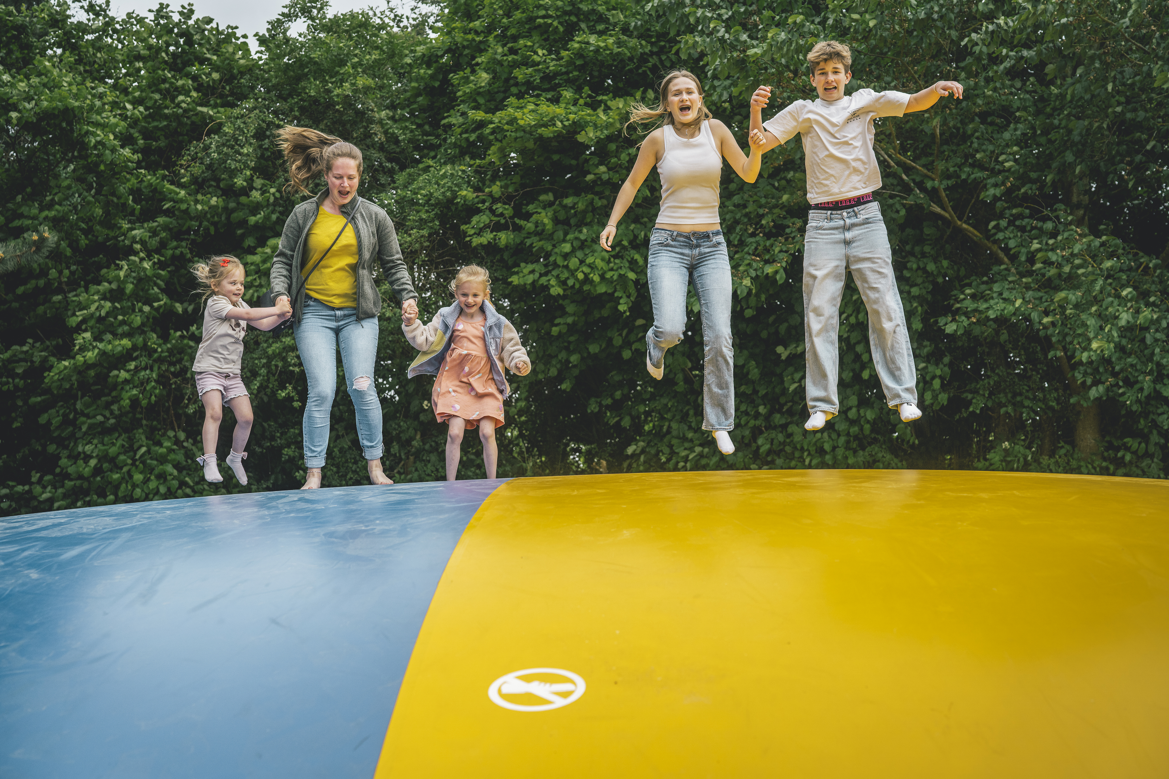 Rødvig Ferieby - familie på hoppepude