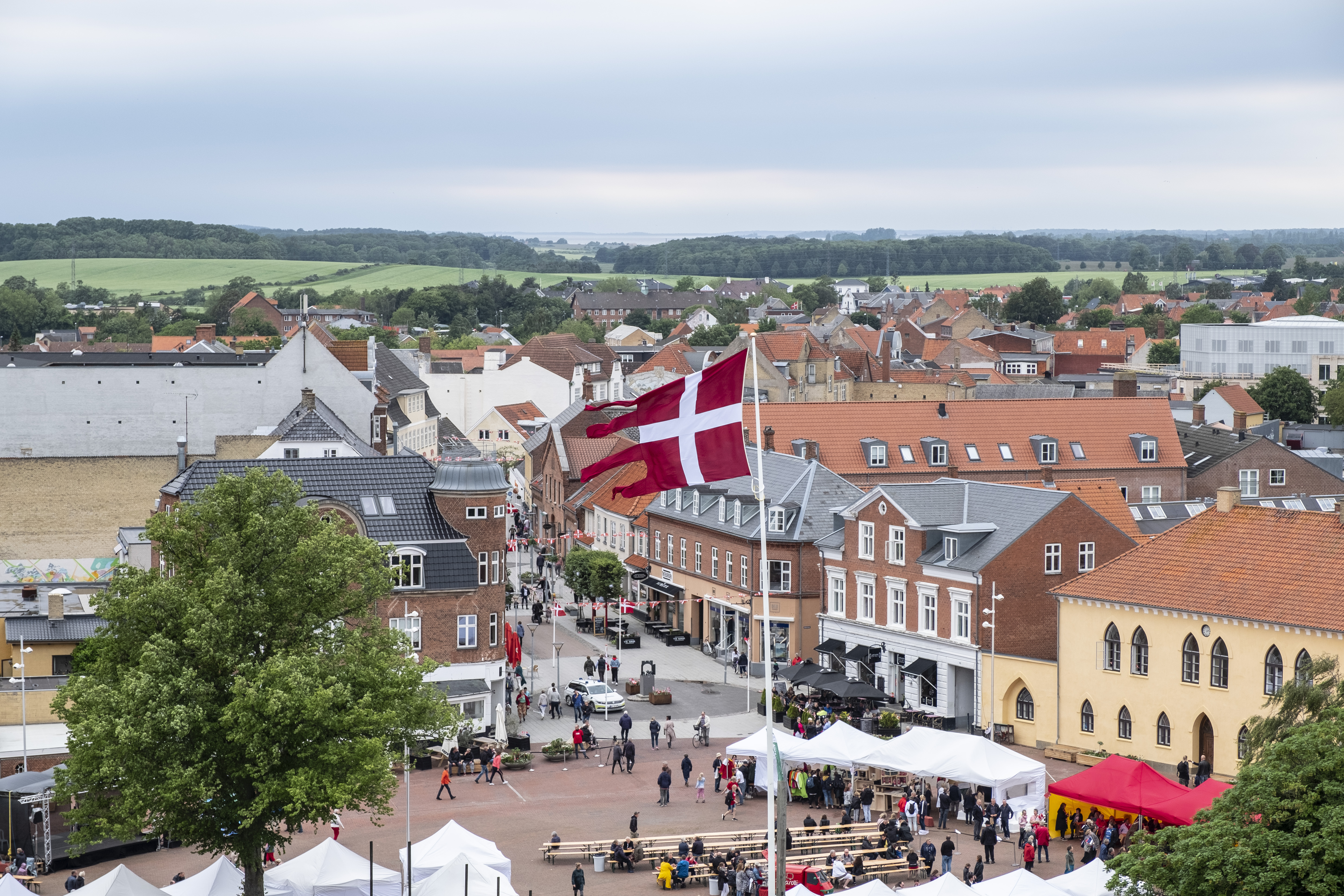 Dannebrog over Vordingborg Slotstorv