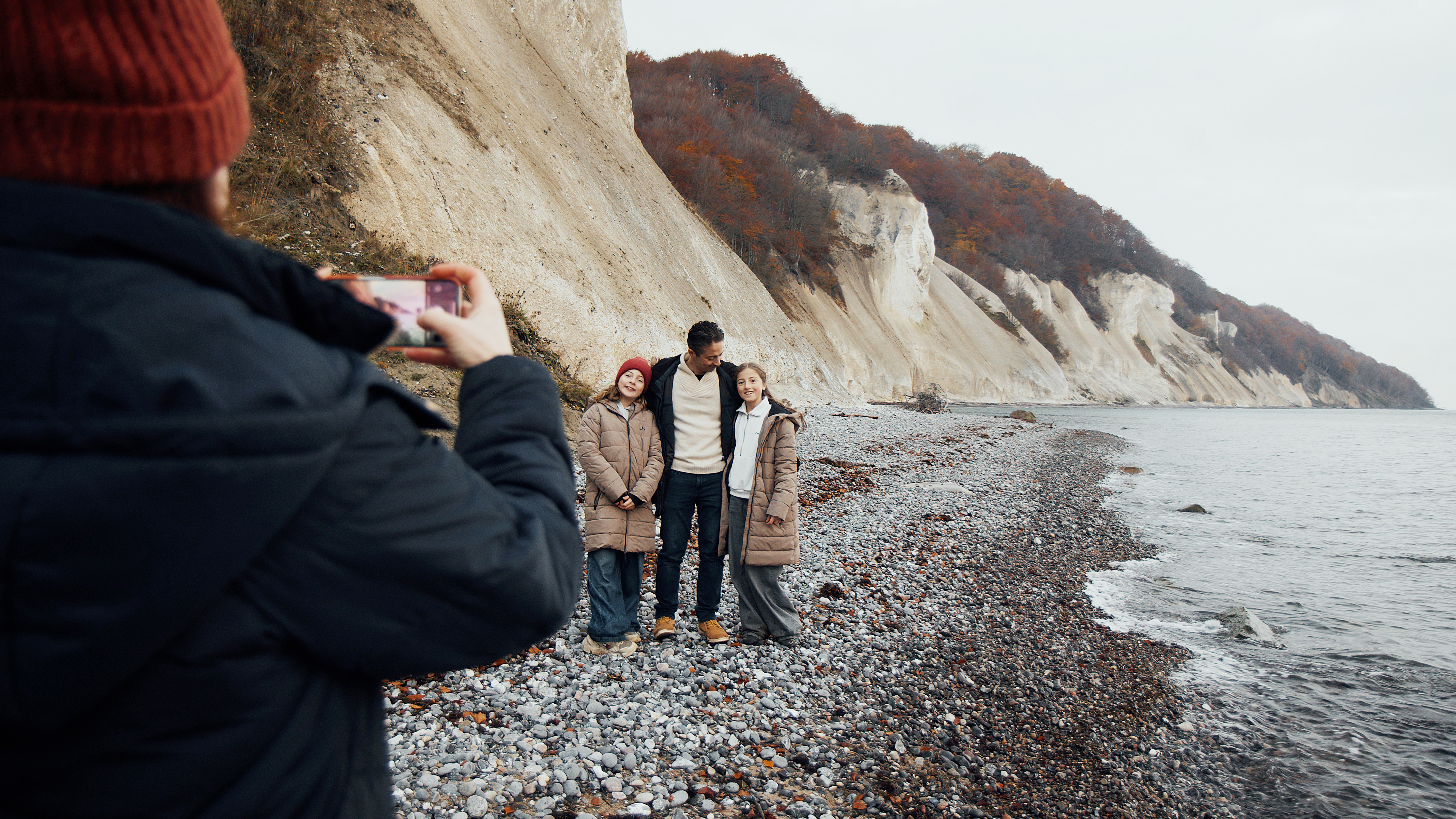 Familie ved Møns Klint i efteråret