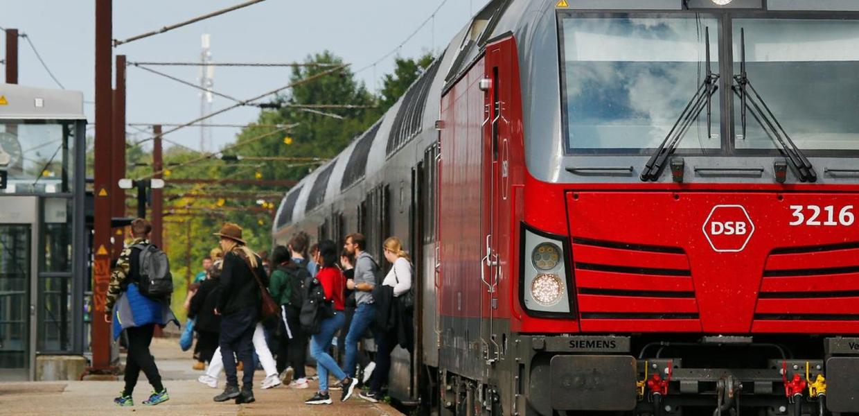 Togstation med passagerer