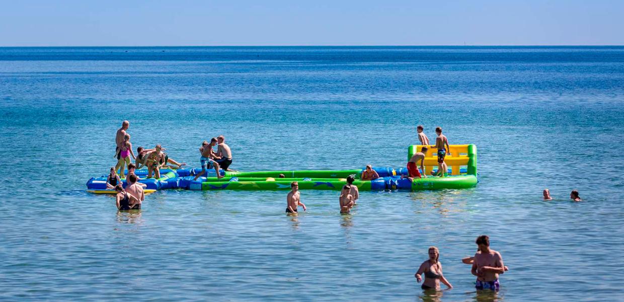 Vandtrampolin på Feddet Strand