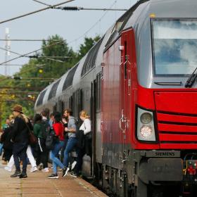 Togstation med passagerer